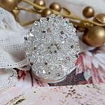  Bague Flocons montée avec des toupies en Cristal de Swarovski et des facettes en Verre de Bohème où la couleur Blanche domine. Les perles s’entrelacent avec les rocailles Argentées comme des flocons 